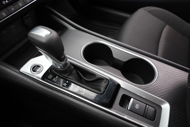 Nissan Altima Vehicle Image 16