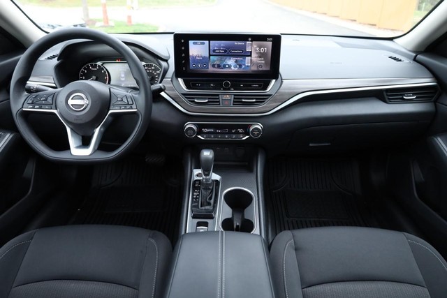 Nissan Altima Vehicle Image 22