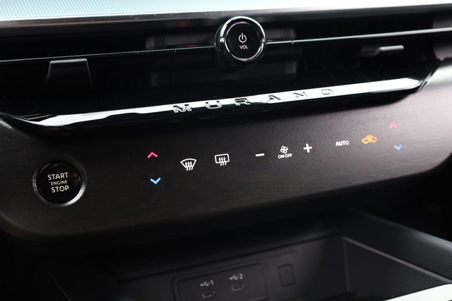 Nissan Murano Vehicle Image 17