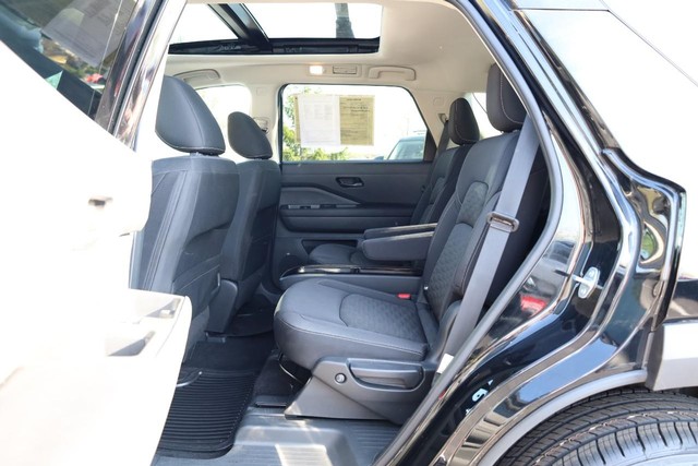 Nissan Pathfinder Vehicle Image 24