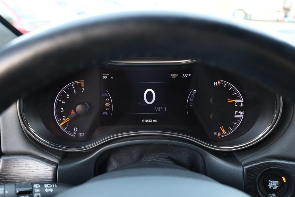 Jeep Grand Cherokee Vehicle Image 12