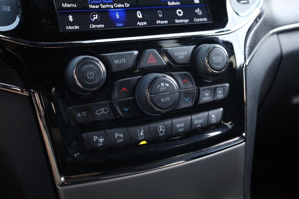 Jeep Grand Cherokee Vehicle Image 16