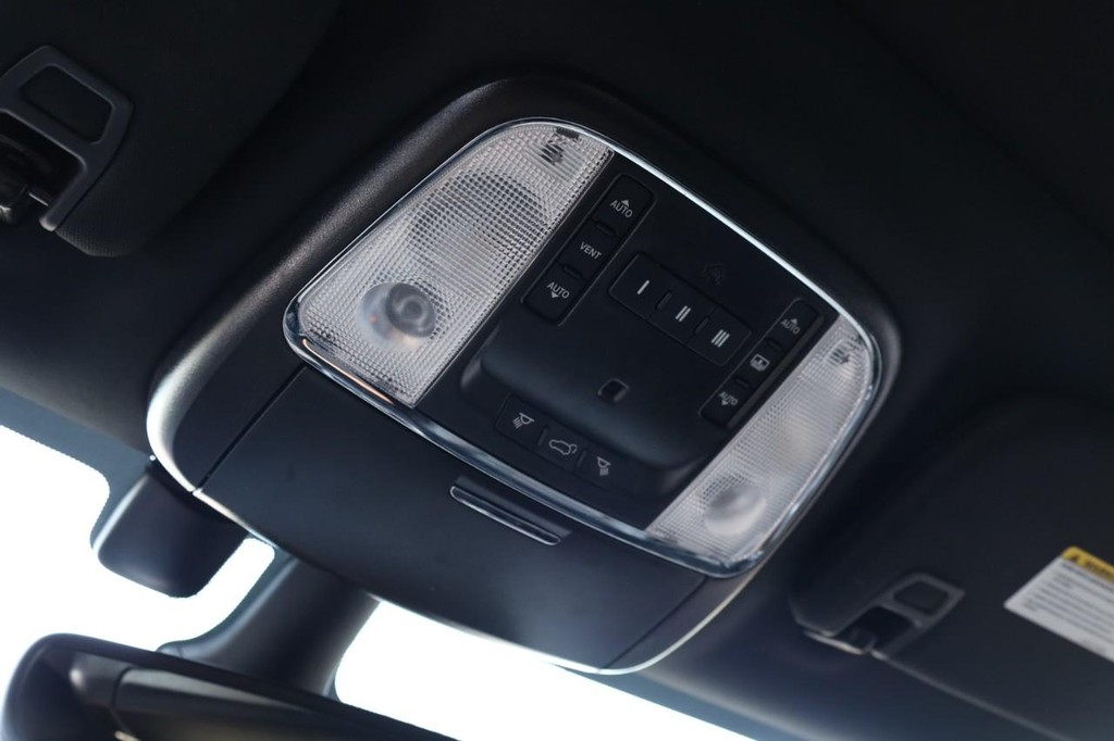 Jeep Grand Cherokee Vehicle Image 19