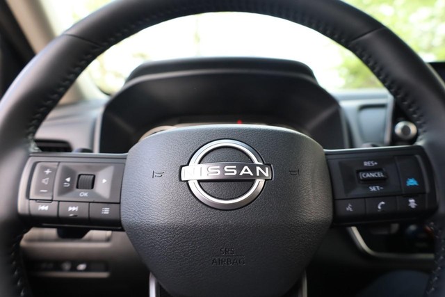 Nissan Rogue Vehicle Image 09