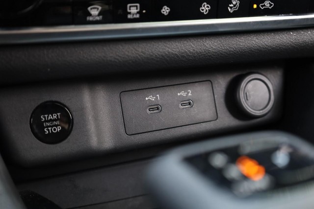 Nissan Rogue Vehicle Image 14