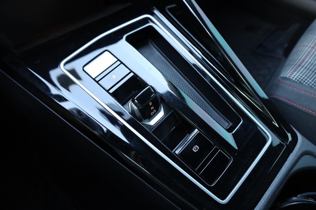 Volkswagen Golf GTI Vehicle Image 15