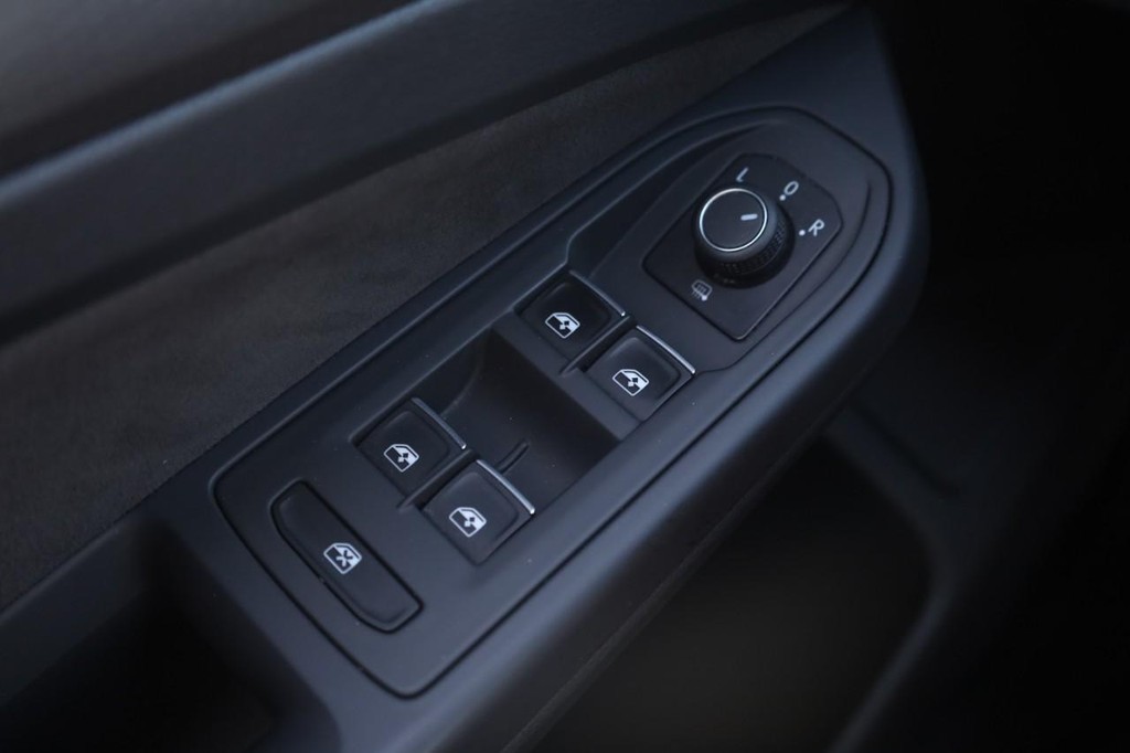 Volkswagen Golf GTI Vehicle Image 17