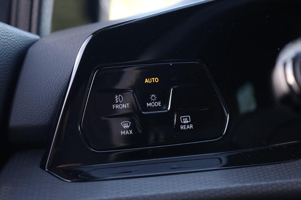 Volkswagen Golf GTI Vehicle Image 18