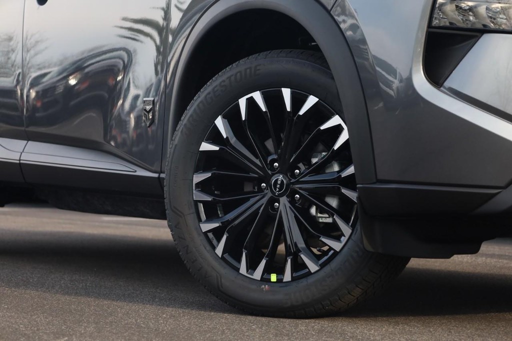 Nissan Rogue Vehicle Full-screen Gallery Image 3