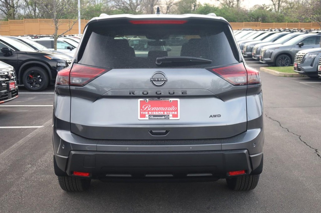 Nissan Rogue Vehicle Full-screen Gallery Image 6