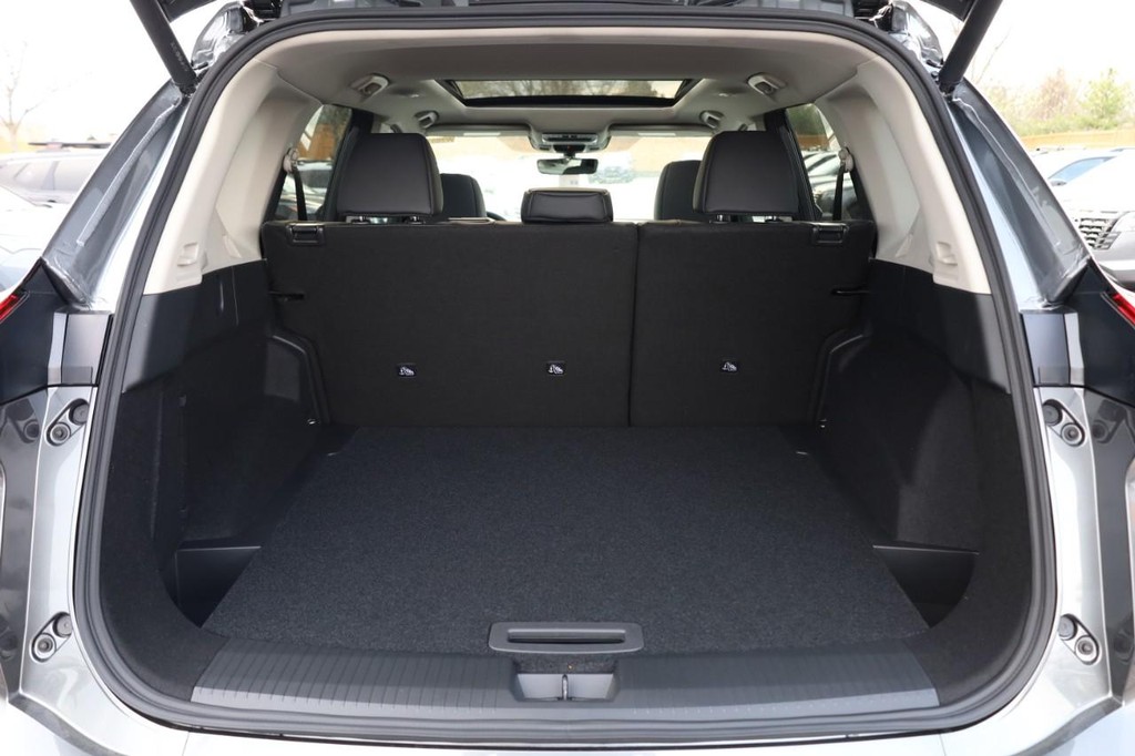 Nissan Rogue Vehicle Full-screen Gallery Image 7