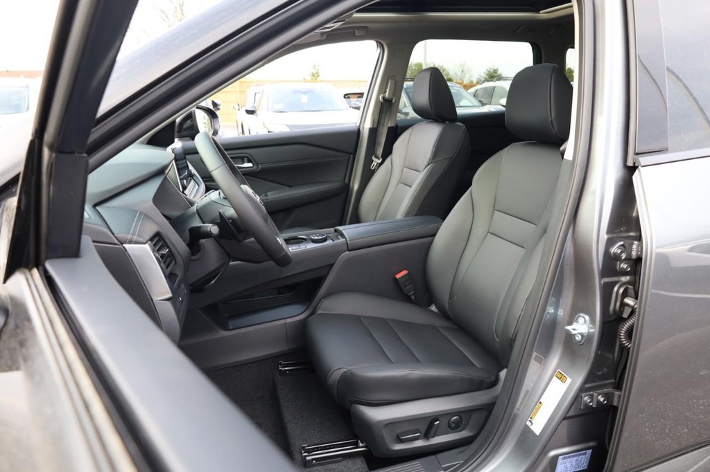 Nissan Rogue Vehicle Full-screen Gallery Image 8