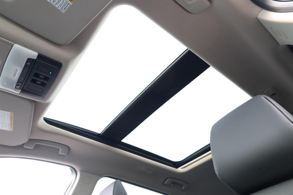 Nissan Rogue Vehicle Full-screen Gallery Image 9