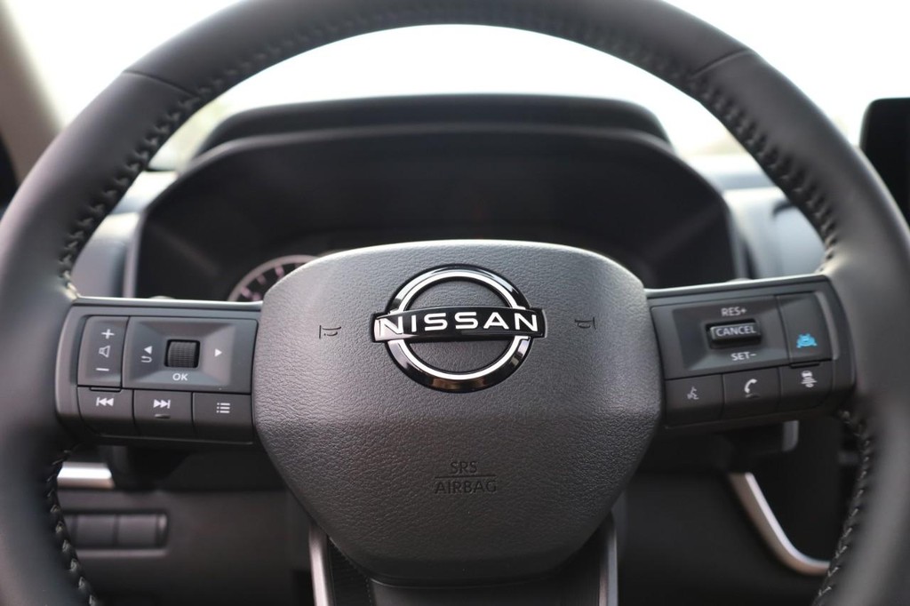 Nissan Rogue Vehicle Full-screen Gallery Image 11