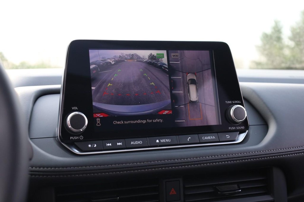 Nissan Rogue Vehicle Full-screen Gallery Image 14