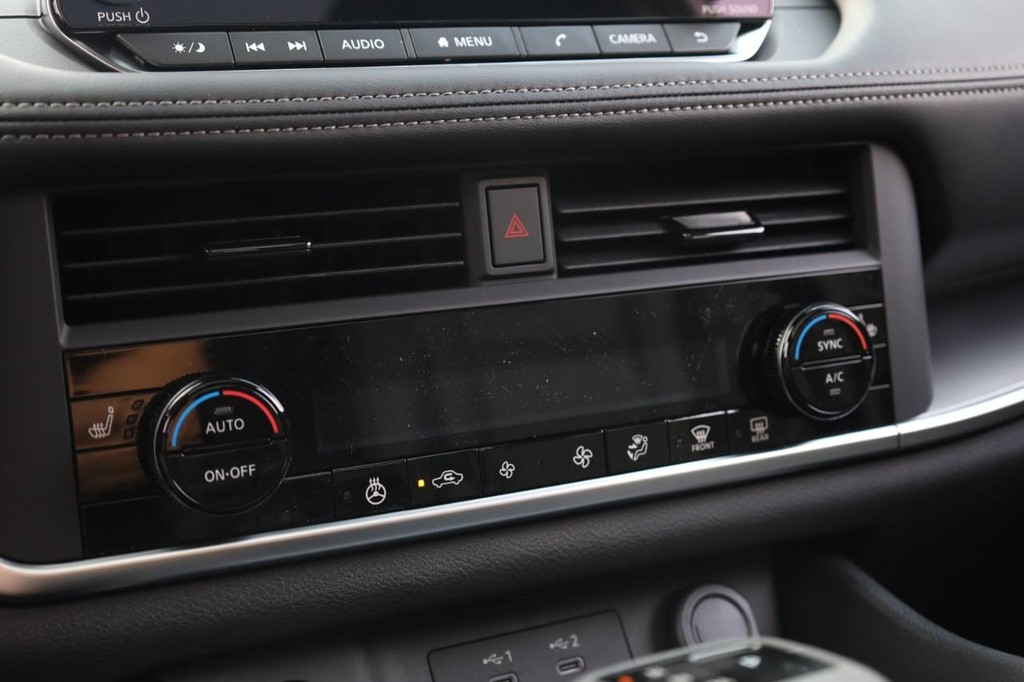 Nissan Rogue Vehicle Full-screen Gallery Image 15