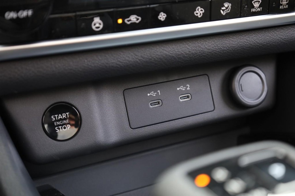 Nissan Rogue Vehicle Full-screen Gallery Image 16