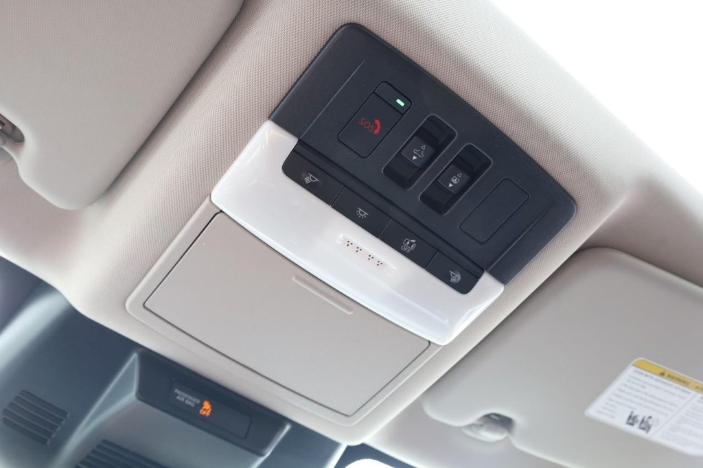 Nissan Rogue Vehicle Full-screen Gallery Image 18