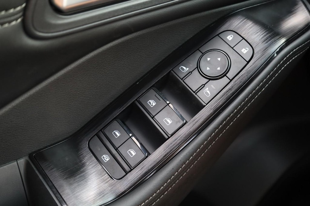 Nissan Rogue Vehicle Full-screen Gallery Image 19