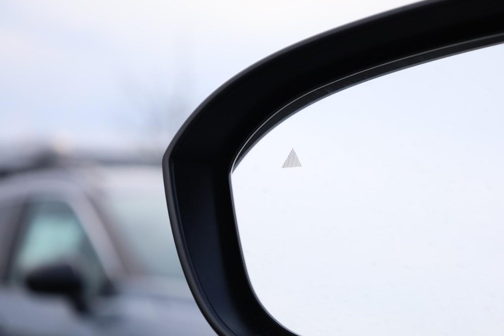 Nissan Rogue Vehicle Full-screen Gallery Image 21