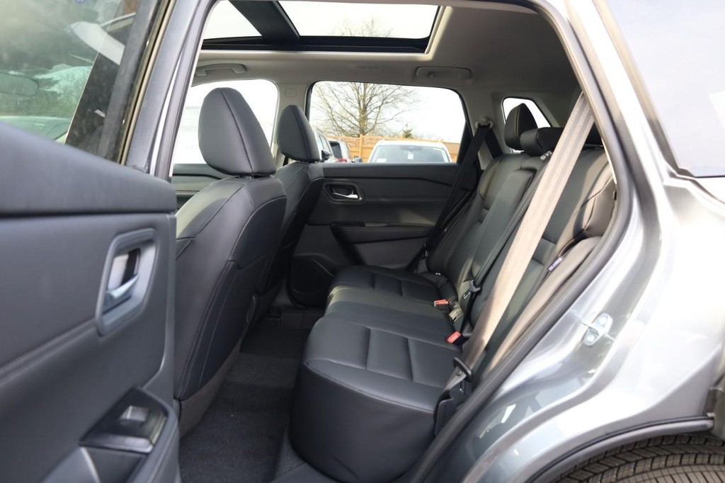 Nissan Rogue Vehicle Full-screen Gallery Image 22