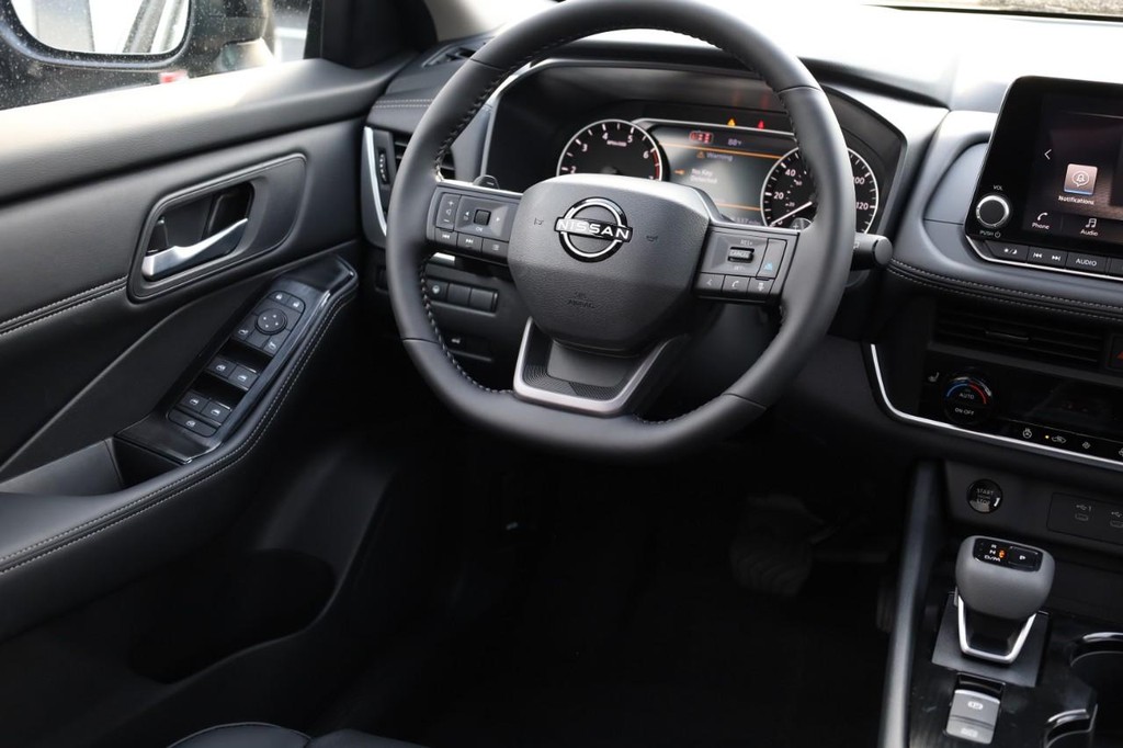 Nissan Rogue Vehicle Full-screen Gallery Image 25