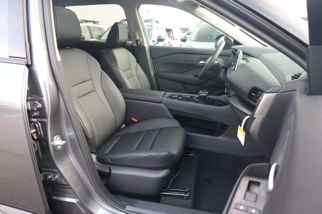 Nissan Rogue Vehicle Full-screen Gallery Image 26