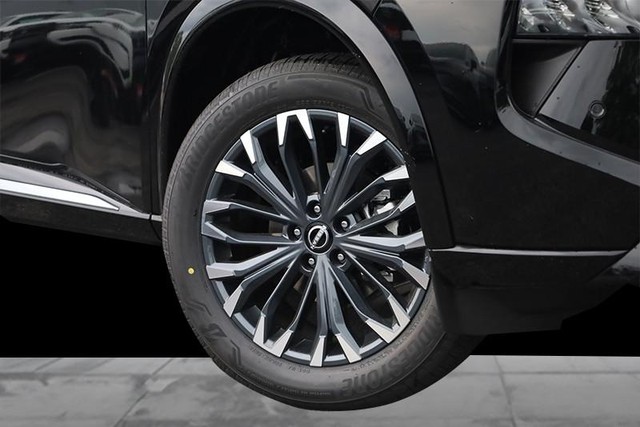 Nissan Rogue Vehicle Full-screen Gallery Image 3