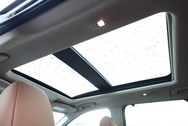 Nissan Rogue Vehicle Full-screen Gallery Image 10