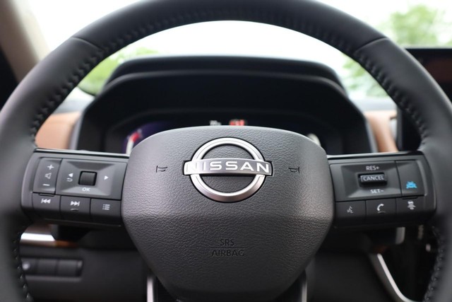 Nissan Rogue Vehicle Full-screen Gallery Image 11