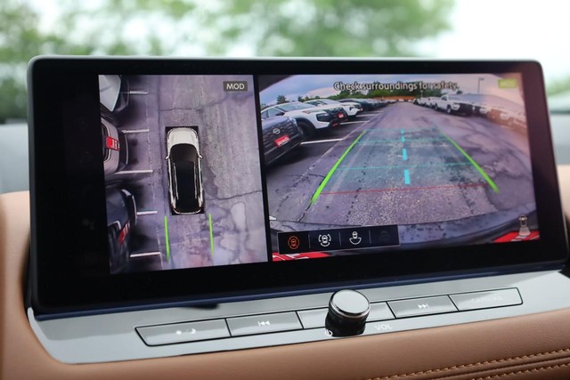 Nissan Rogue Vehicle Full-screen Gallery Image 15