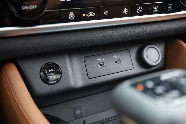Nissan Rogue Vehicle Full-screen Gallery Image 17