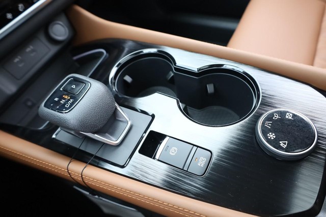 Nissan Rogue Vehicle Full-screen Gallery Image 18