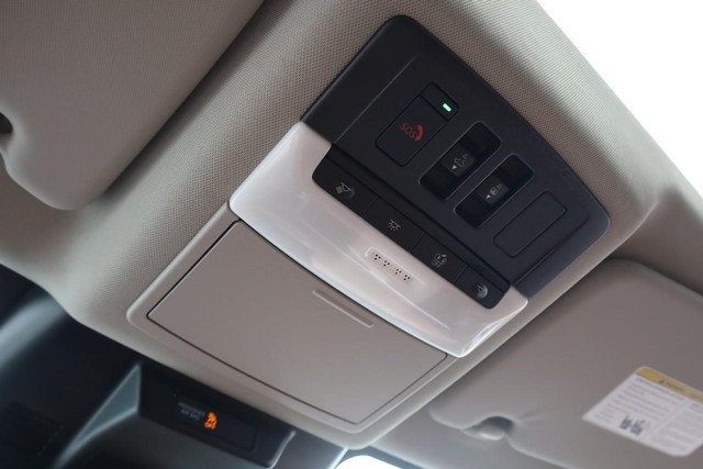 Nissan Rogue Vehicle Full-screen Gallery Image 19