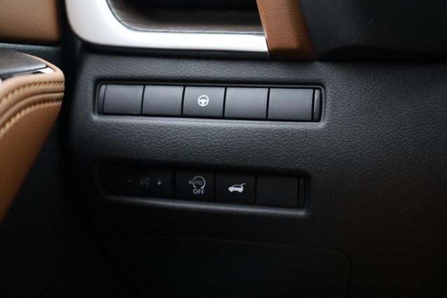 Nissan Rogue Vehicle Full-screen Gallery Image 22