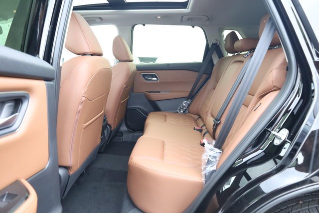 Nissan Rogue Vehicle Full-screen Gallery Image 24