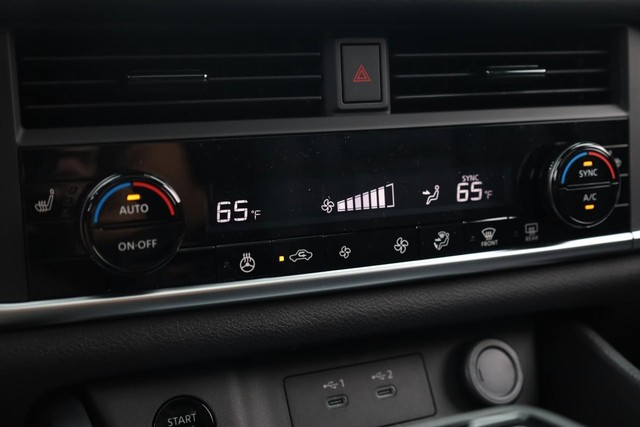 Nissan Rogue Vehicle Image 15
