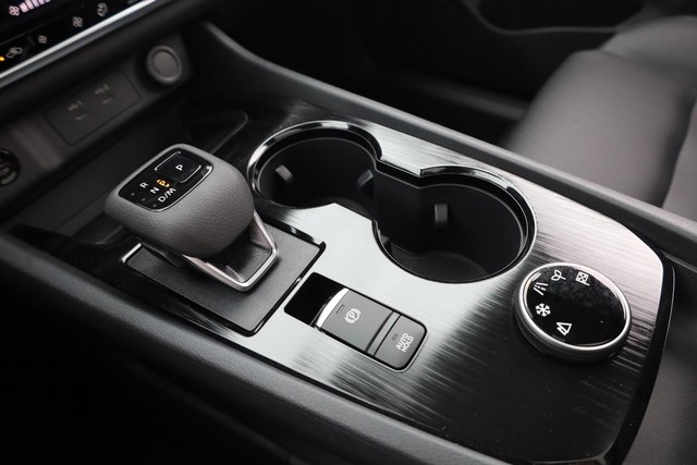 Nissan Rogue Vehicle Image 17