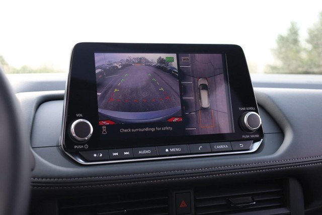 Nissan Rogue Vehicle Full-screen Gallery Image 14