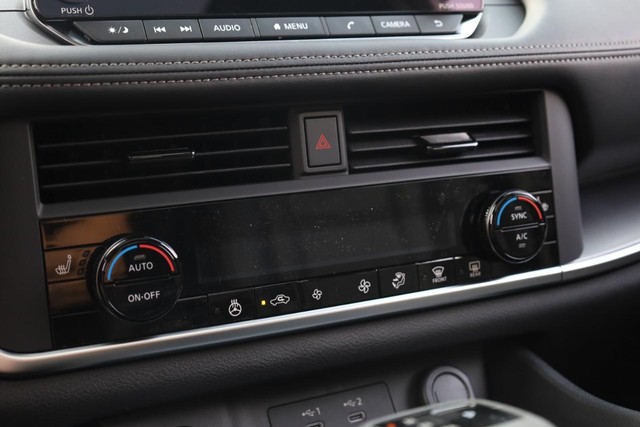 Nissan Rogue Vehicle Full-screen Gallery Image 15