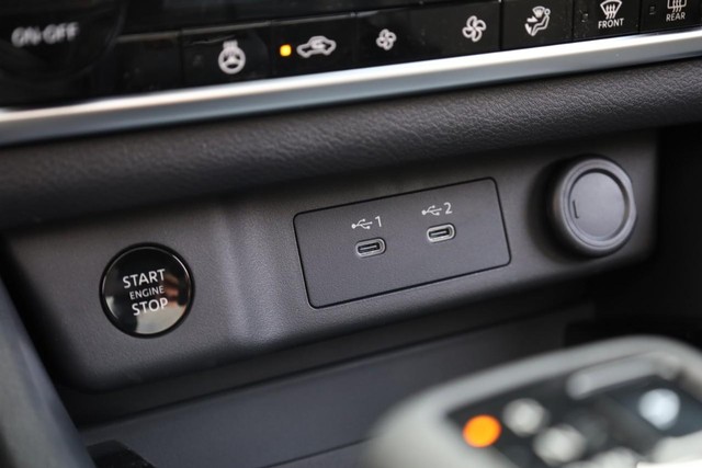 Nissan Rogue Vehicle Full-screen Gallery Image 16
