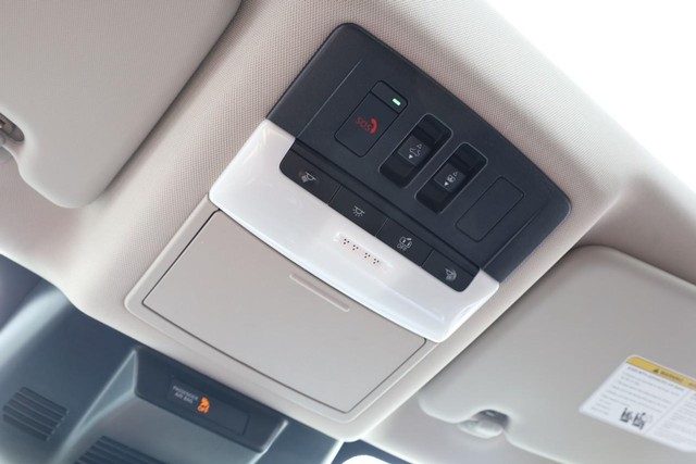 Nissan Rogue Vehicle Full-screen Gallery Image 18
