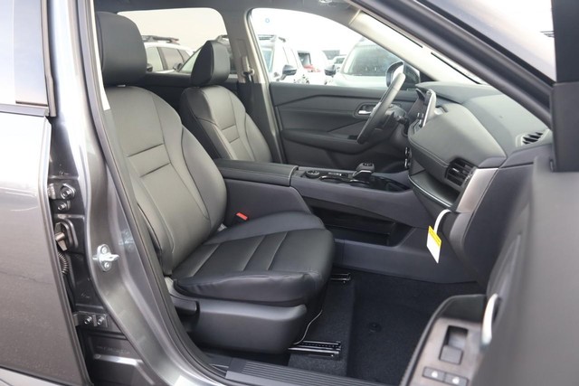 Nissan Rogue Vehicle Full-screen Gallery Image 26