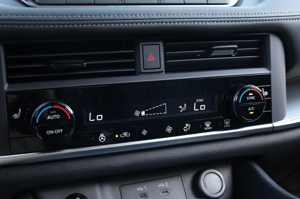 Nissan Rogue Vehicle Image 12