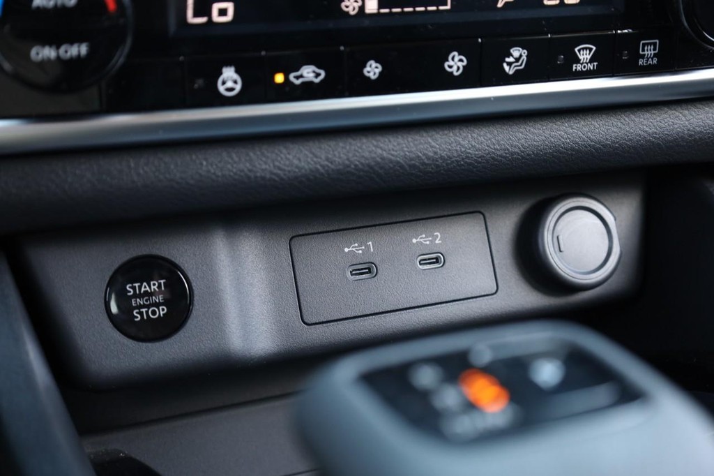 Nissan Rogue Vehicle Image 13