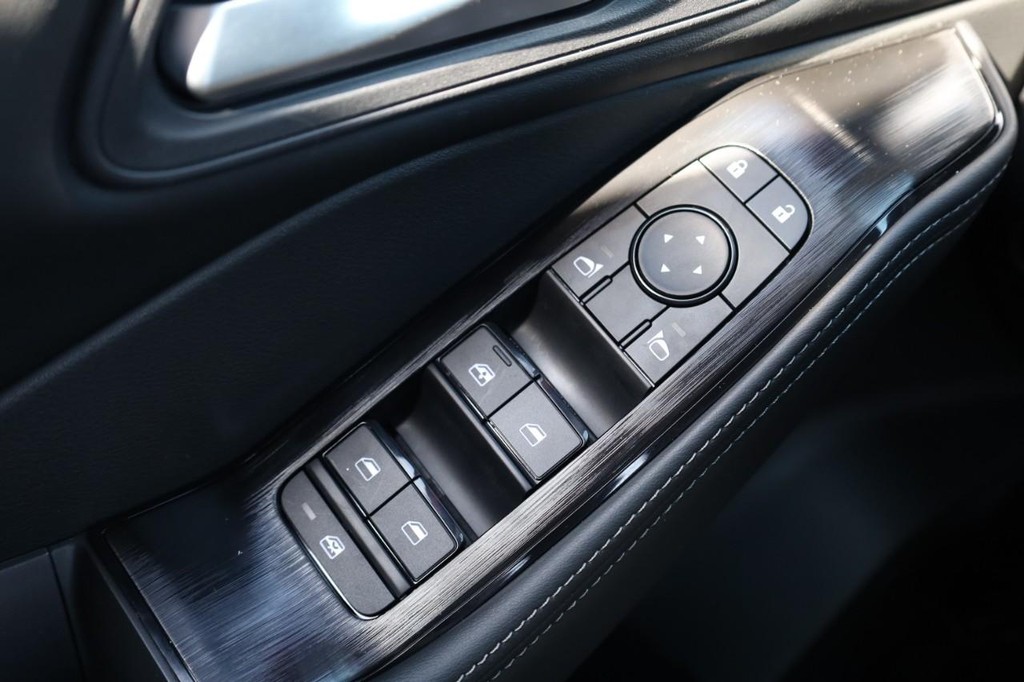 Nissan Rogue Vehicle Image 16