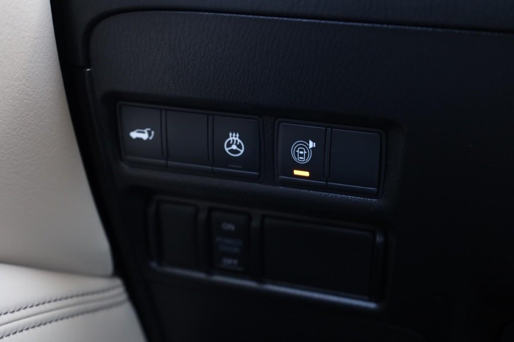 Nissan Armada Vehicle Image 23