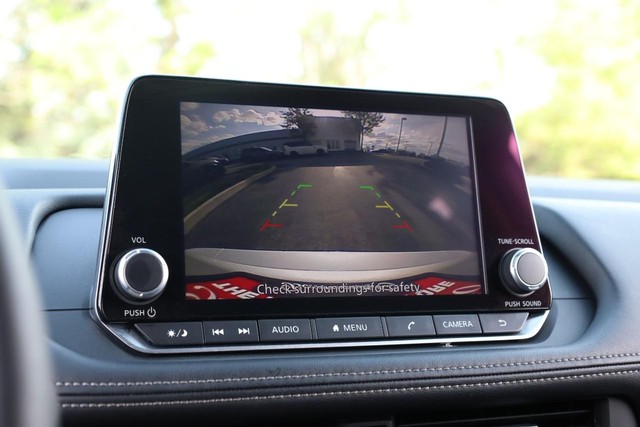 Nissan Rogue Vehicle Image 12