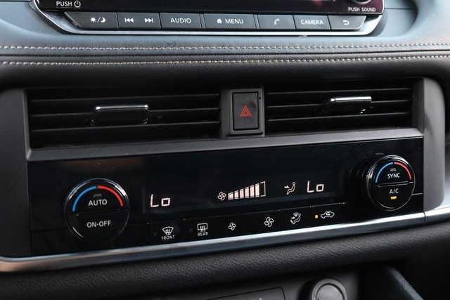 Nissan Rogue Vehicle Image 13