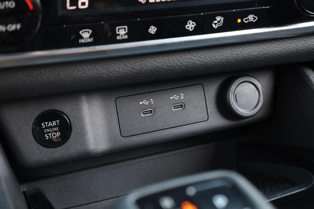 Nissan Rogue Vehicle Image 14